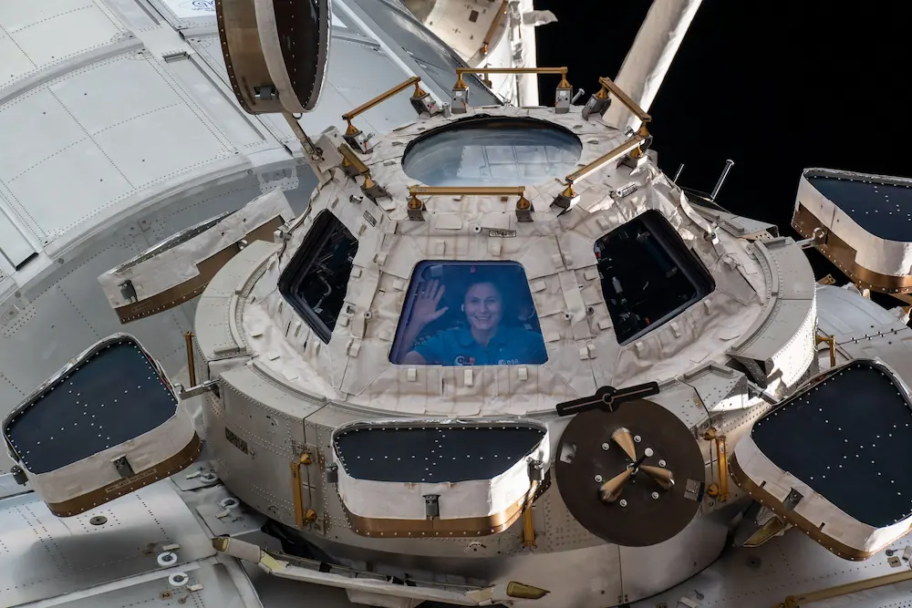 Astronaute dans la Cupola regardant la Terre