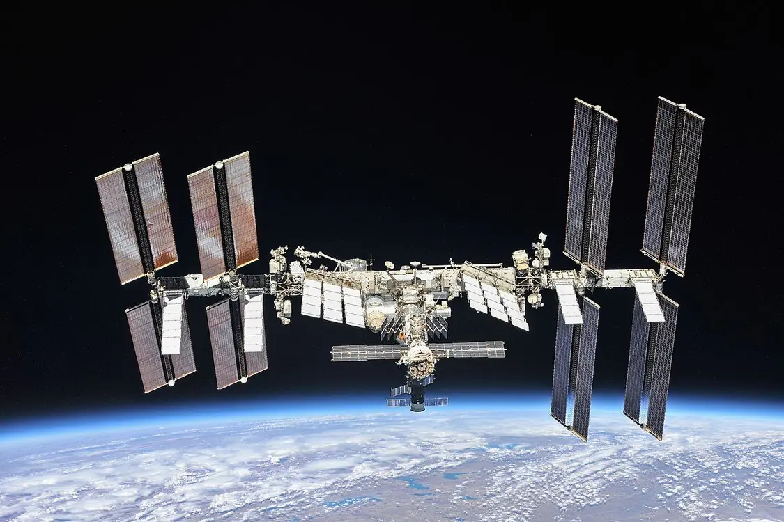 Structure complète de l'ISS vue de l'espace